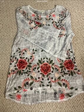 CC Amore Floral  Tunic - Light Gray with Red Roses. Size L. NWOT